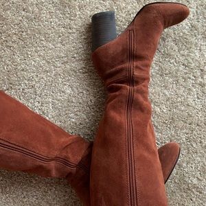BCBG “détroit” Brown suede knee high boots